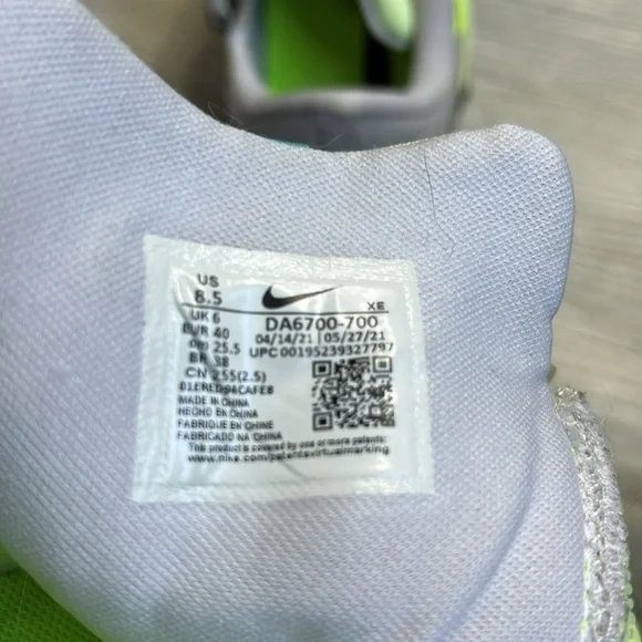 Nike Air Zoom Pegasus Flyease woman’s athletic shoes volt, black, green size 8.5 - Picture 12 of 12